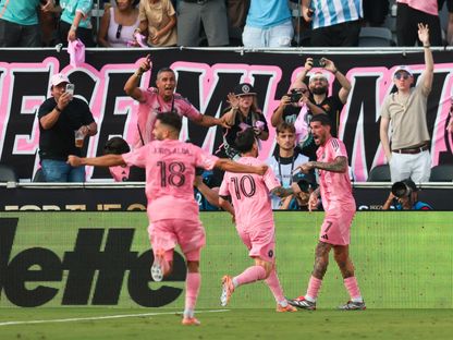 رودريغو دي بول يحتفل بهدفه في نهائي الدوري الأميركي رفقة ليونيل ميسي - 6 ديسمبر 2025 - Reuters