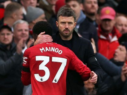 مايكل كاريك وماينو في مباراة مانشستر يونايتد وتوتنهام بالدوري الإنجليزي - 7 فبراير 2026 - Reuters