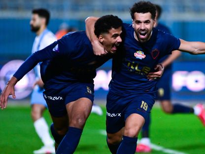 حسام عبد المجيد (إلى اليسار) مدافع الزمالك يحتفل بهدفه في مرمى بيراميدز في الدوري المصري - 1 مارس 2026 - X/@ZSCOfficial