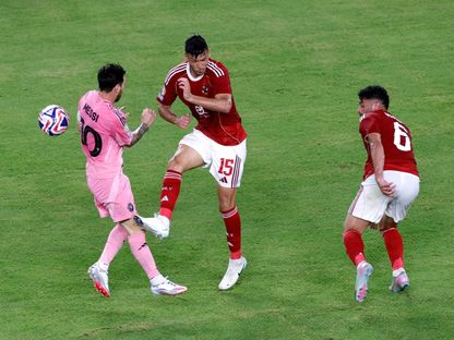أشرف داري لاعب الأهلي يحاول إبعاد الكرة قبل ميسي - 14 يونيو 2025 - Reuters