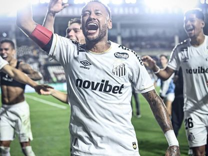 نيمار يحتفل مع لاعبي سانتوس بالفوز على فاسكو دا غام - 16 أغسطس 2026 - X/@SantosFC