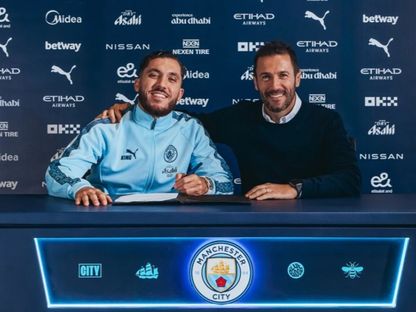 ريان شرقي خلال توقيع عقود انضمامه إلى مانشستر سيتي - 10 يونيو 2025 - mancity.com