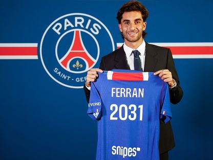 الإسباني فيران توريس يحمل قميص فريقه الجديد باريس سان جيرمان - 15 أغسطس 2026 - @PSG_inside
