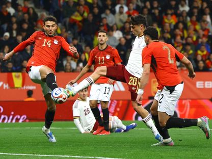بيدري لاعب وسط إسبانيا يسدد الكرة وسط رقابة من لاعبي المنتخب المصري - 31 مارس 2026 - REUTERS