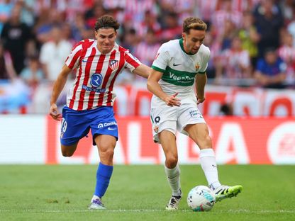 صراع على الكرة بين مارك أغوادو لاعب إلتشي وخوليان ألفاريز مهاجم أتلتيكو مدريد - 23 أغسطس 2025 - Reuters