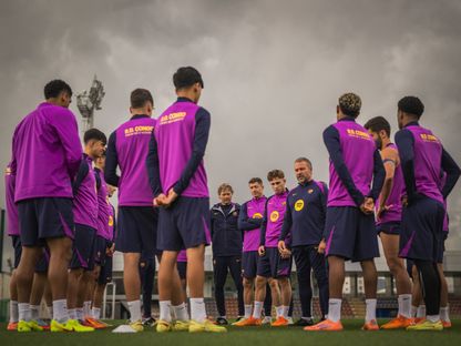 هانزي فليك مدرب برشلونة يتحدث مع لاعبيه خلال حصة تدريبية - 29 أكتوبر 2025 - @FCBarcelona