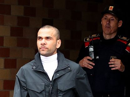 لحظة خروج داني ألفيس من السجن بعد دفع الكفالة - 25 مارس 2024 - REUTERS