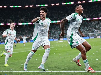 روبرتو فيرمينو لاعب الأهلي السعودي يحتفل مع زميله وينديرسون جالينو بهدفه في شباك كاواساكي فرونتال - 3 مايو 2025 - Reuters