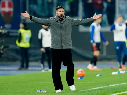 سيسك فابريغاس مدرب كومو خلال مواجهة روما في الدوري الإيطالي - 15 ديسمبر 2025 - REUTERS