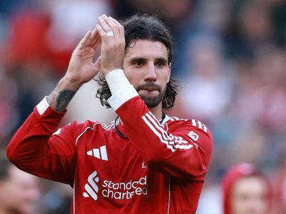 دومينيك سوبوسلاي يحيي جمهور ليفربول بعد الفوز على أرسنال في الدوري الإنجليزي 31-8-2025 - Reuters