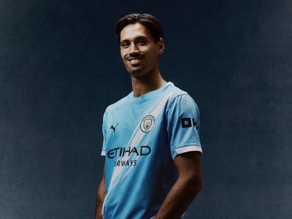 الهولندي تيجاني ريندرز بعد انضمامه إلى مانشستر سيتي من ميلان - 11 يونيو 2025 - X@ManCity