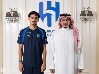 عبدالله العنزي خلال تقديمه كلاعب جديد في صفوف الهلال - 4 يوليو 202- - X/@Alhilal_FC