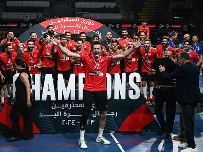 لاعبو الأهلي بعد إحرازهم لقب دوري المحترفين بكرة اليد إثر فوزهم على الزمالك - 24 مايو 2024 - AWP