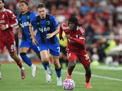 الهولندي جيريمي فريمبونغ الظهير الأيمن لنادي ليفربول خلال مواجهة بورنموث في الدوري الإنجليزي الممتاز - 15 أغسطس 2025 - REUTERS