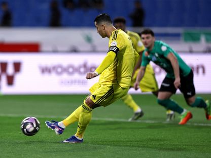 كريستيانو رونالدو نجم نادي النصر لحظة تسجيل الهدف في مرمى النجمة بالدوري السعودي - 25 فبراير 2026 - Reuters