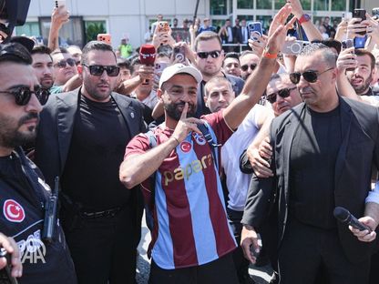 شاهد.. استقبال أسطوري لمحمد صلاح في إسطنبول قبل انضمامه لطرابزون سبور