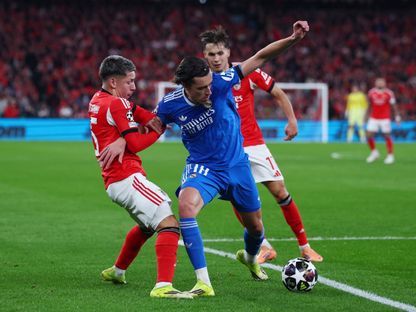 ألفارو كاريراس مدافع ريال مدريد في صراع على الكرة مع اثنين من لاعبي بنفيكا بدوري أبطال أوروبا - 17 فبراير 2026 - Reuters