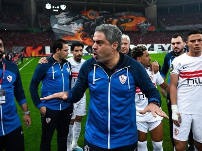 معتمد جمال مدرب الزمالك يوجه نصائحه للاعبيه خلال مواجهة شباب بلوزداد بكأس الكونفيدرالية - 10 أبريل 2026 - X/@Zamalek SC