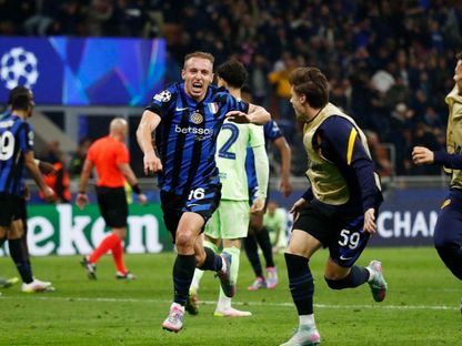 دافيدي فراتيسي يحتفل بهدف تقدم إنتر على برشلونة 4-3 في دوري أبطال أوروبا 6-5-2025 - Reuters