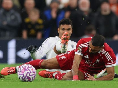 محمد صلاح لاعب ليفربول في كرة مشتركة مع كاسيميرو لاعب مانشستر يونايتد - 19 أكتوبر 2025 - Reuters