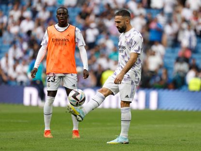 داني كارفاخال لاعب ريال مدريد وزميله فيرلان ميندي يقومان بعملية الإحماء قبل مواجهة برشلونة في الدوري الإسباني - 16 أكتوبر 2022 - REUTERS