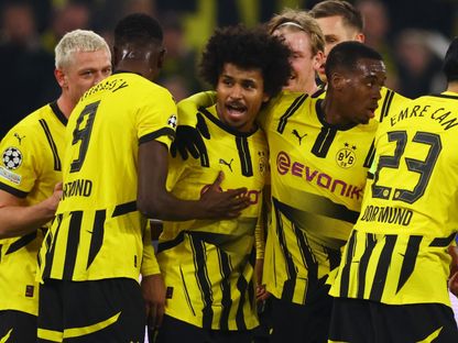 كريم أديمي لاعب دورتموند يحتفل مع زملائه بهدفه في مرمى ليل - 4 مارس 2025 - Reuters