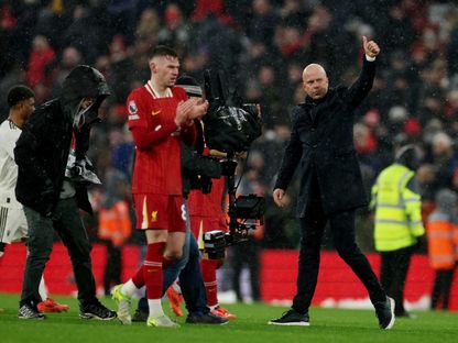 آرني سلوت مدرب ليفربول يحيي الجمهور بعد انتهاء المواجهة ضد مانشستر يونايتد بالدوري الإنجليزي الممتاز - 5 يناير 2025 - Reuters