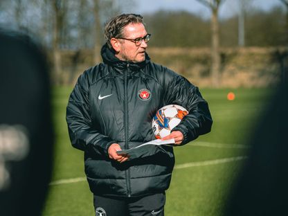 المدرب توماس توماسبيرغ خلال حصة تدريبية لفريق ميتلاند الدنماركي - 27 مارس 2023 - https://www.fcm.dk/