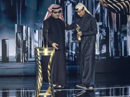 المستشار تركي آل الشيخ أثناء تكريم ناصر الخليفي بـجائزة صُنّاع الترفيه الماسية - 17 يناير 2026 - aawsat.com