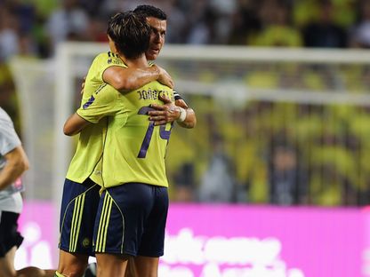 كريستيانو رونالدو يحتفل مع زميله جواو فيليكس بعد تسجيل الهدف الثاني في شباك الاتحاد بنصف نهائي السوبر السعودي - 19 أغسطس 2025 - X/@AlNassrFC