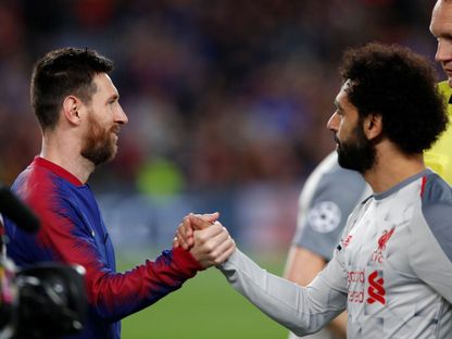محمد صلاح لاعب ليفربول يسلم على ليونيل ميسي اللاعب السابق لبرشلونة - REUTERS