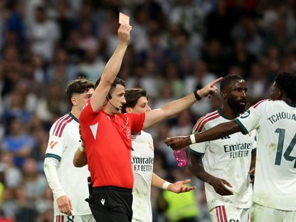الحكم إيسيدرو دياز يُشهر البطاقة الحمراء للاعب ريال مدريد فينيسيوس جونيور ضد فياريال - 10 أكتوبر 2026 - Reuters