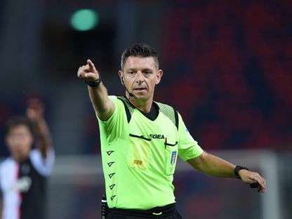 رئيس لجنة الحكام في دوري الدرجة الأولى والثانية الإيطالي جيانلوكا روكي خلال إدارته مباراة بولونيا ويوفنتوس بالدوري الإيطالي - 22 يونيو 2020 - Reuters