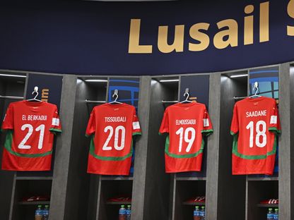 قمصان لاعبين من منتخب المغرب في ملعب لوسيل بقطر قبل مواجهة الأردن في نهائي كأس العرب - 18 ديسمبر 2025 - X/@EnMaroc