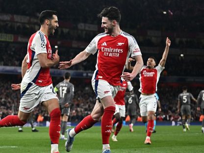 لاعب وسط أرسنال ديكلان رايس يسجل هدفين من ركلتين حرتين أمام ريال مدريد 8-4-2025 - Reuters