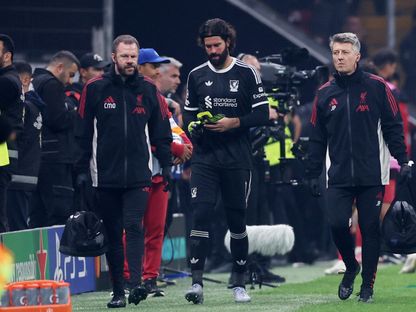 أليسون بيكر حارس ليفربول بعد استبداله للإصابة أمام غلطة سراي بدوري أبطال أوروبا - 30 سبتمبر 2025 - Reuters