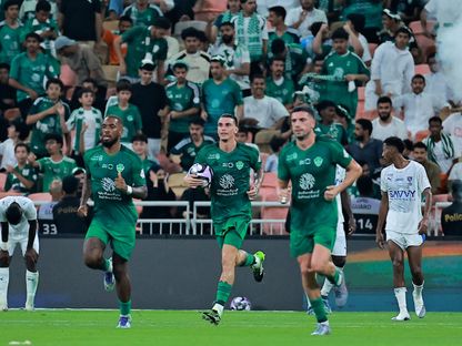 لاعبو الأهلي بعد تسجيل هدف في مرمى الهلال بكلاسيكو الدوري السعودي - 19 سبتمبر 2025 - Reuters