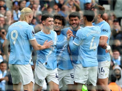 لاعبو مانشستر سيتي يحتفلون بالهدف الثالث في مرمى بيرنلي في الدوري الإنجليزي الممتاز - 27 سبتمبر 2025 - Reuters