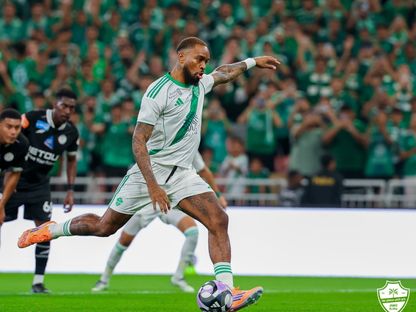 إيفان توني مهاجم الأهلي يسدد ركلة الجزاء بمواجهة الشباب في دوري روشن السعودي - 17 أكتوبر 2025 - X/@ALAHLI_FC