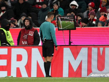 دانييل شلاغر يعود إلى حكم الفيديو في مباراة بايرن ميونيخ ضد أوغسبورغ - 22 نوفمبر 2024 - Reuters