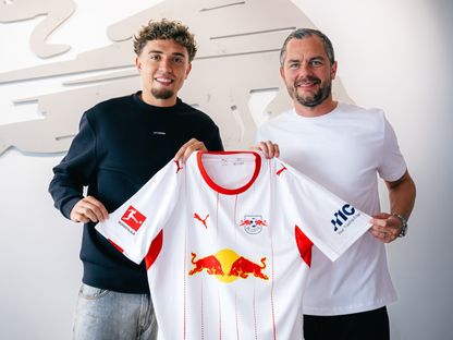 الدولي المغربي نائل العيناوي يحمل قميص فريقه الجديد لايبزيغ الألماني - 1 سبتمبر 2026 - @RBLeipzig