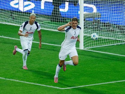 ميكي فان دي فين مدافع توتنهام يحتفل بهدفه في مرمى باريس سان جيرمان بكأس السوبر الأوروبية - 13 أغسطس 2025 - Reuters