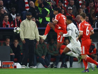 فنسنت كومباني مدرب بايرن ميونيخ يتابع تمريرة لاعبه سيرج غنابري خلال مواجهة ريال مدريد في ربع نهائي دوري أبطال أوروبا - 15 أبريل 2026 - REUTERS