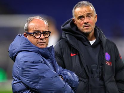 مدرب باريس سان جيرمان لويس إنريكي ومستشار الفريق لويس كامبوس قبل مباراة أولمبيك ليون في الدوري الفرنسي - 9 نوفمبر 2025 - Reuters