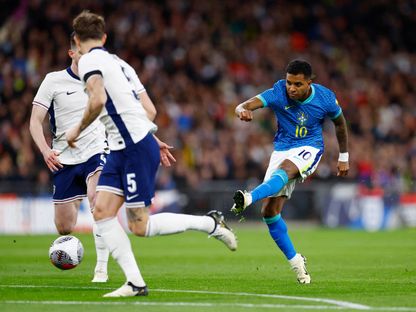 رودريغو يسدد على المرمى خلال مباراة ودية بين البرازيل وإنجلترا في "ويمبلي" – 23 مارس 2024 - Reuters