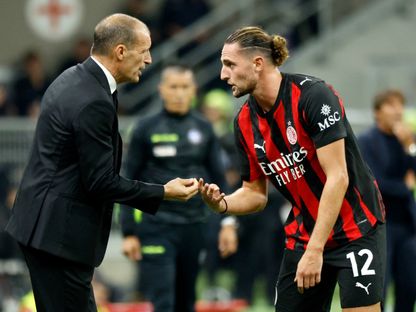 أدريان رابيو خلال مواجهة فريقه ميلان ونابولي في الدوري الإيطالي - 28 سبتمبر 2025 - REUTERS