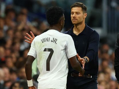 تشابي ألونسو وفينيسيوس جونيور من مباراة ريال مدريد وبرشلونة بالدوري الإسباني - 26 أكتوبر 2025 - Reuters