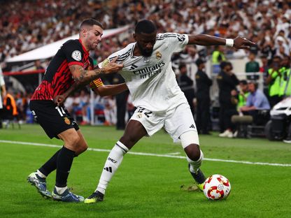 داني رودريغيز قائد ريال مايوركا يجذب مدافع ريال مدريد أنطونيو روديغير من قميصه خلال مواجهة الفريقين في كأس السوبر الإسباني - 9 يناير 2025 - REUTERS