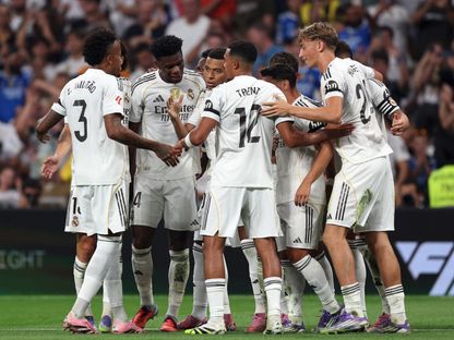 لاعبون من ريال مدريد يحتفلون بهدف سجله كيليان مبابي في مرمى أوساسونا - 19 أغسطس 2025 - REUTERS