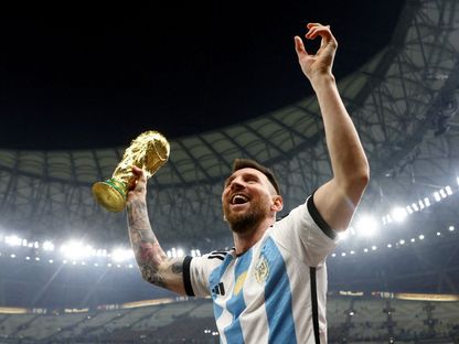 قائد الأرجنتين ليونيل ميسي يحتفل بفوزه بكأس العالم 2022 - 18 ديسمبر 2022 - Reuters